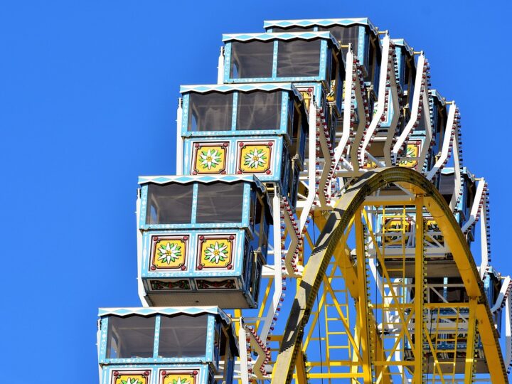 People on the yellow big wheel