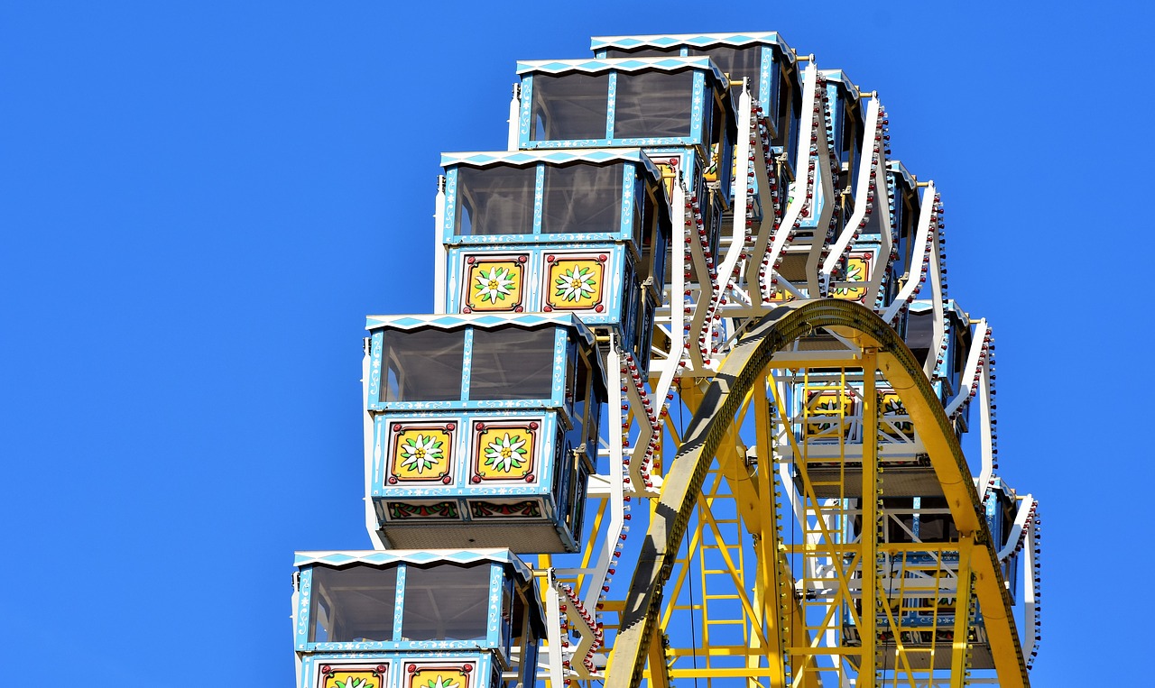 People on the yellow big wheel